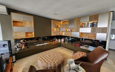 How Custom Cabinetry Improves the Flow of Modern Homes